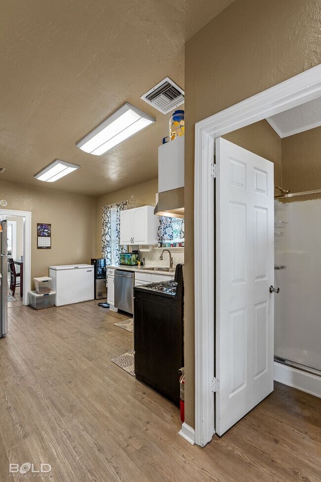 Building Photo - Check Out this 3 bed 2 bath!!