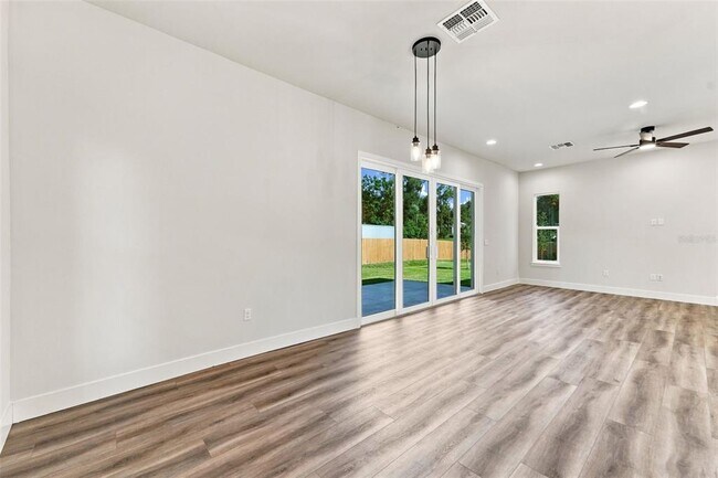 Building Photo - 561 N Thompson Rd