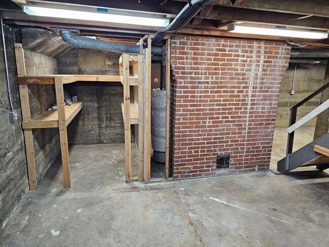 Building Photo - 2 N Benton St