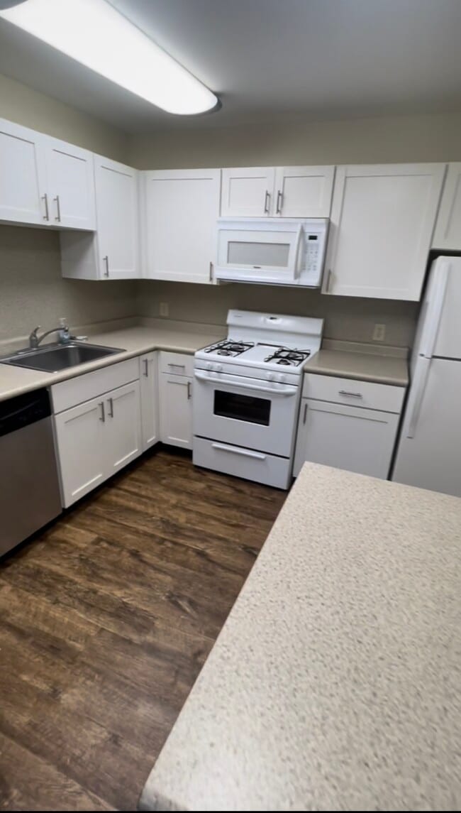 Building Photo - 315 E 19th Ave