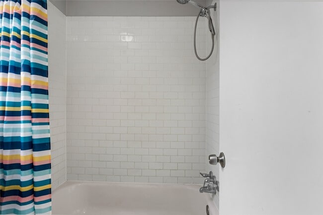 Building Photo - 16962 Glen Eagle Dr N