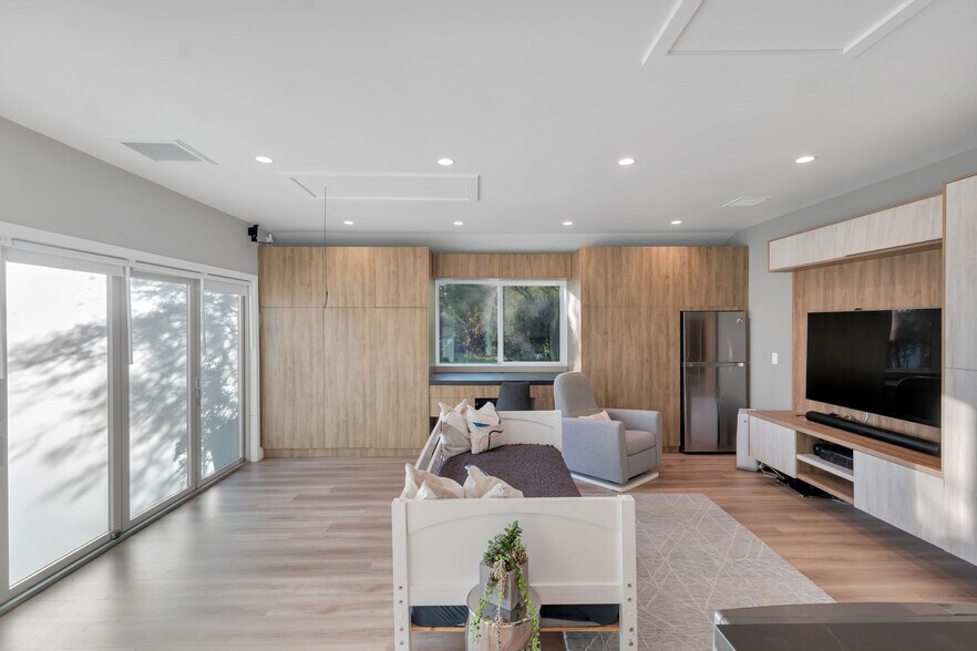 Building Photo - 4716 Tyrone Ave