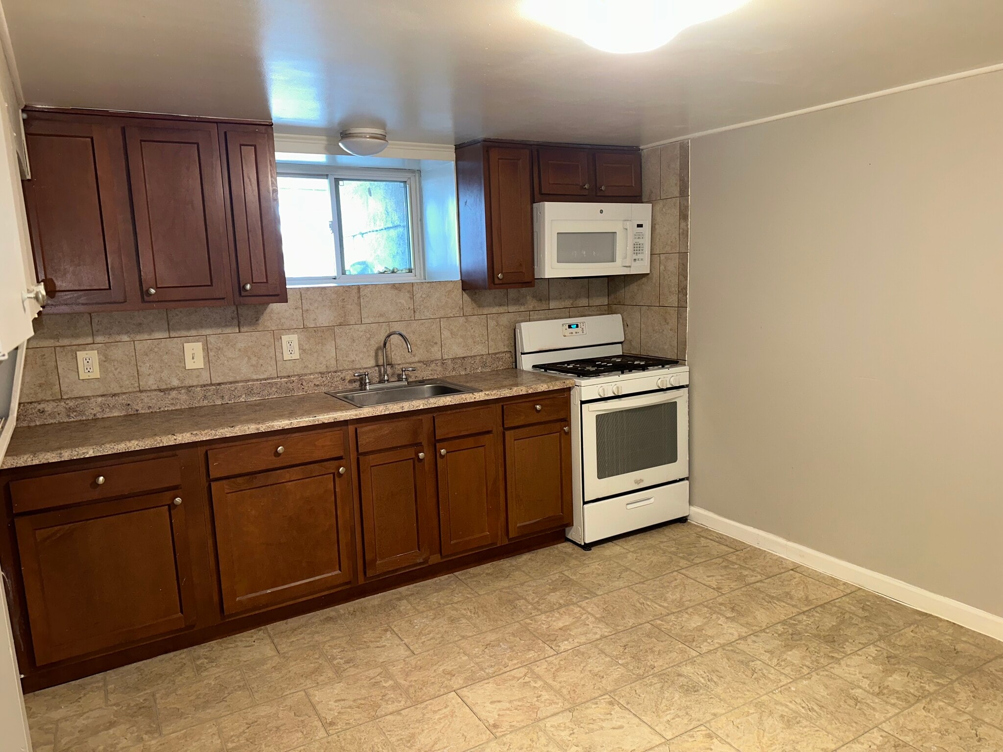 Building Photo - 604 Quail St