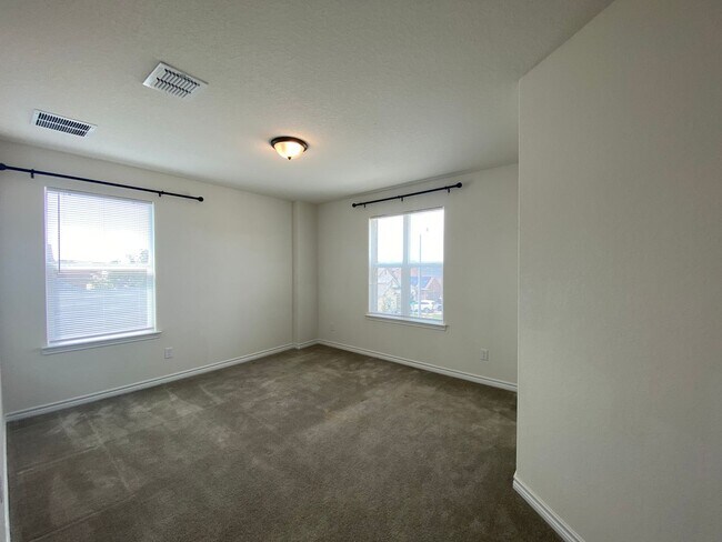 Building Photo - EDGEBROOK