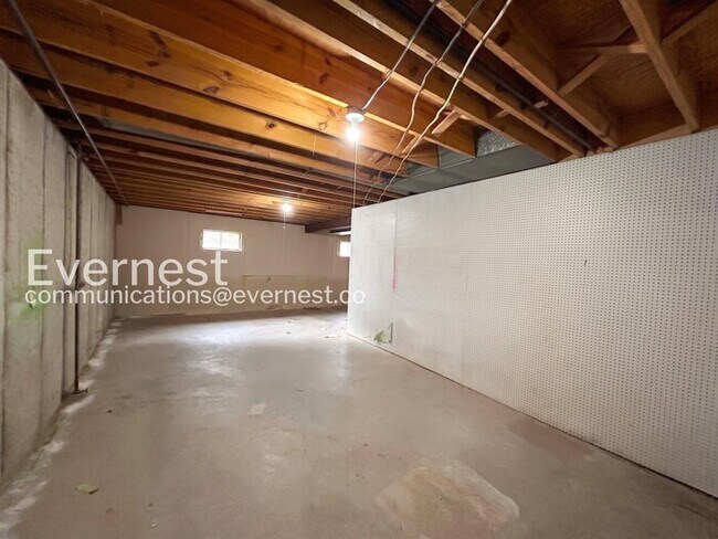 Building Photo - 3 Bed/2.5 Bath Home with Garage / Pet-Friendly / Available Now!