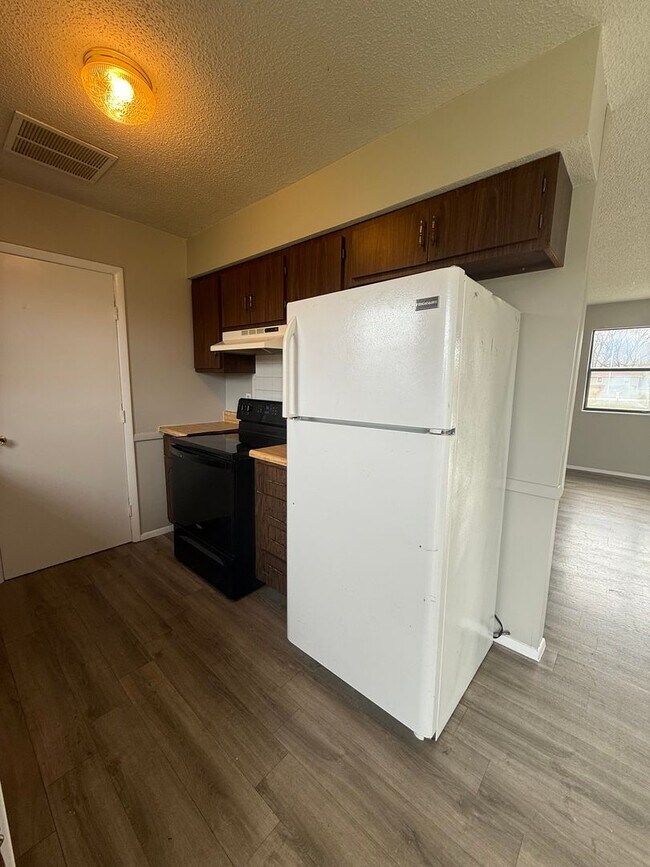 Building Photo - Spacious 2 bedroom 1 bathroom duplex in a great location!