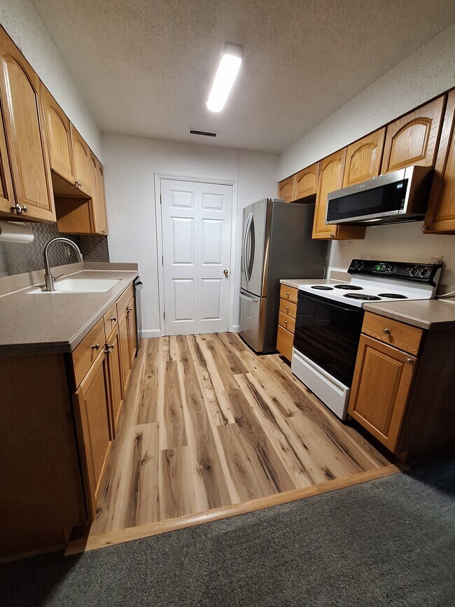 Building Photo - 1402 Camp Rd