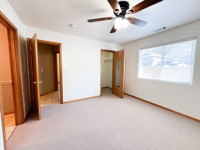 Building Photo - Three Bedroom, Two Bath House in Southview