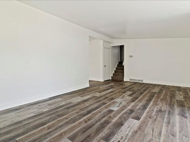Building Photo - Murray beautiful 4 bed 2.5 bath family home