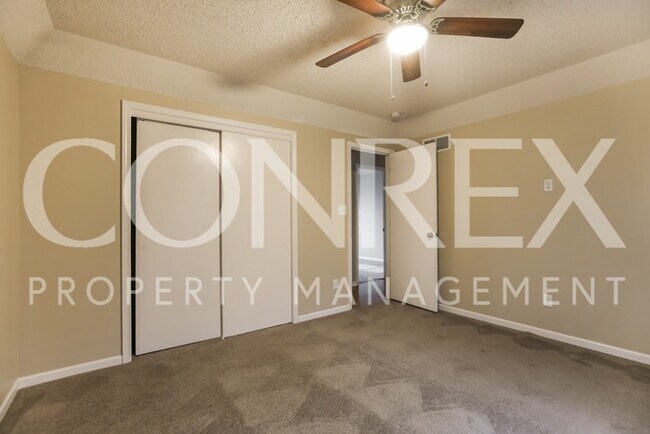 Building Photo - 3 Bdrm, 2.5 Bath move in ready in Lee's Su...