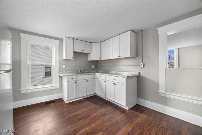 Building Photo - 1063 W 21st St