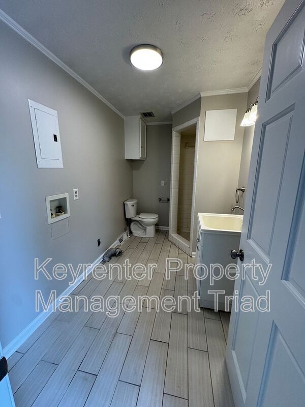 Building Photo - 8020 Linville Rd