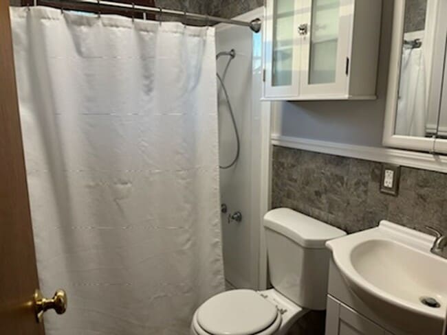 Building Photo - 2 bed 1 bath home for rent