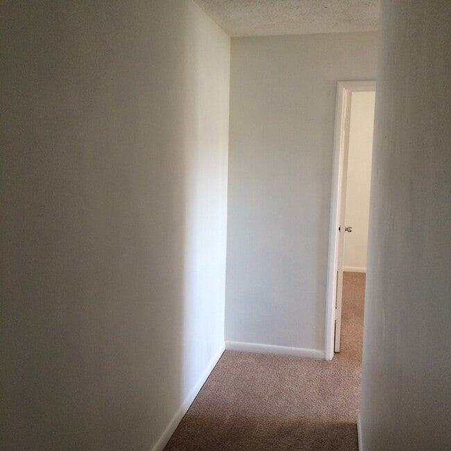 Building Photo - 1622 Shaker Cir