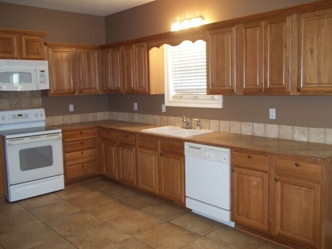 Kitchen - 612 Quence Dr