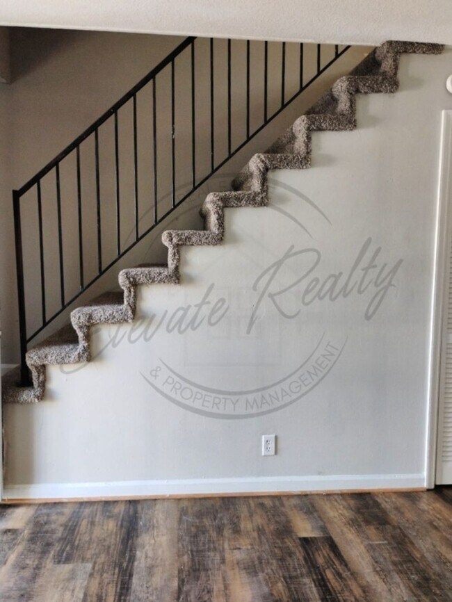 Building Photo - Two Bedroom Townhouse in North Nashville!