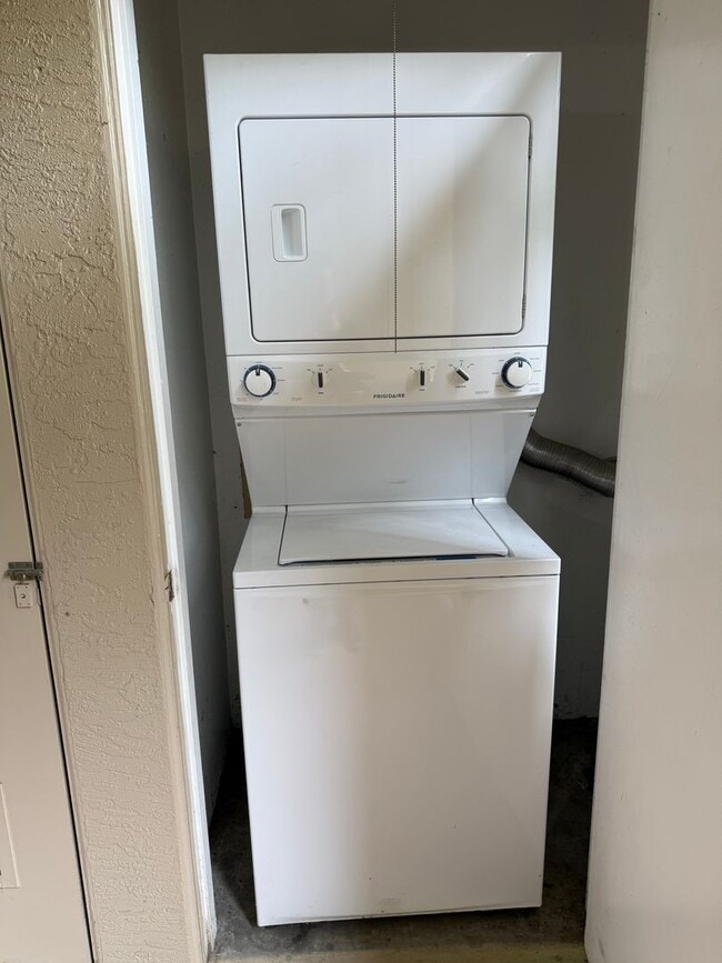 Building Photo - 1 Bed, 1 Bath Condo - Fireplace + Private ...