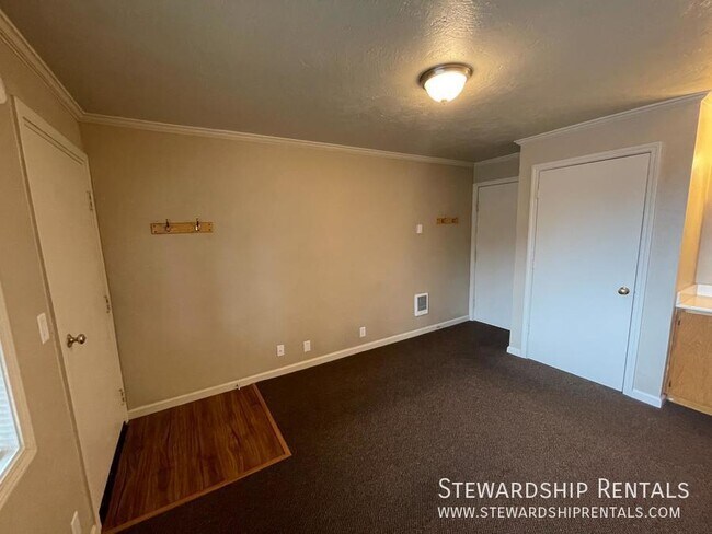 Building Photo - Efficiency Studio close to UO Campus!