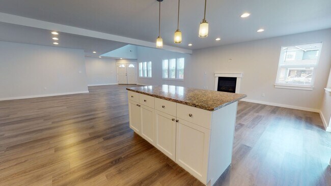 Building Photo - Large & Luxurious 3 Bedroom Available Near...