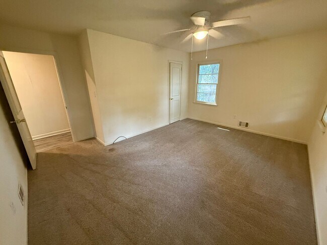 Building Photo - Spacious 3 Bedroom House