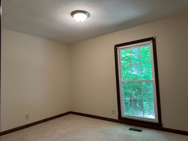 Building Photo - 104 Hudson Hills Rd