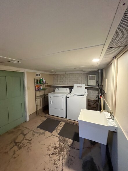 Building Photo - 108 S Rutland St