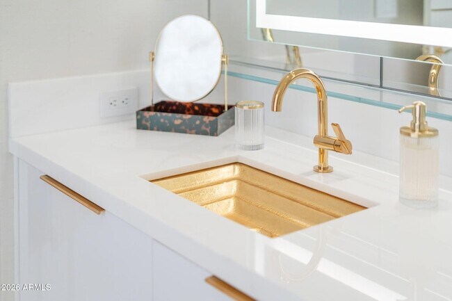 Building Photo - 6587 N Palmeraie Blvd