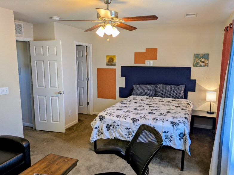 Primary Photo - 323 Zuniga St