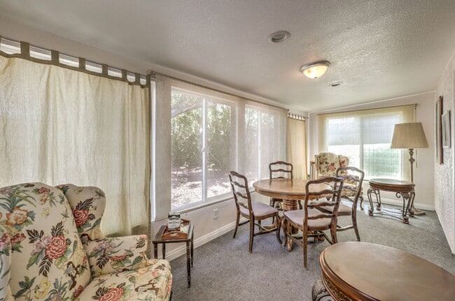 Building Photo - 1 Bedroom Casita with Pool Access!