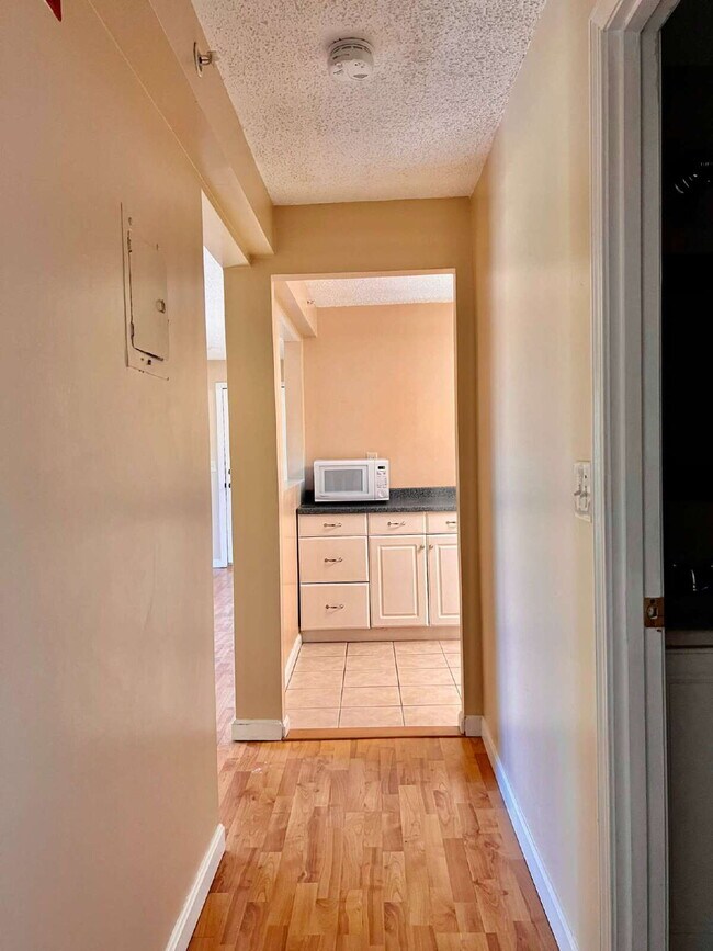 Building Photo - 1 BED/1 BATH TOP FLOOR CONDO UNIT HEAT/HW ...