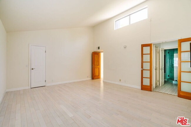 Building Photo - 141 N Clark Dr