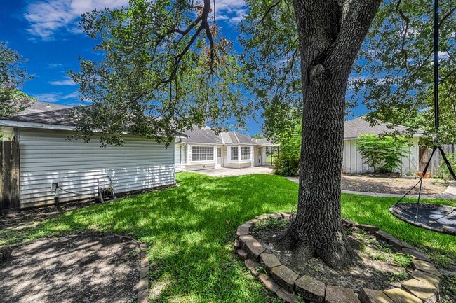 Building Photo - 614 Val Lena Dr