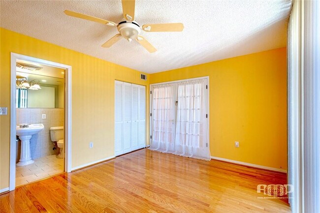 Building Photo - 3100 NE 48th St