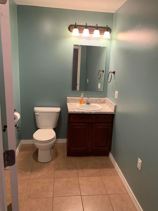 Building Photo - Come take a look at this cute 3 bedroom 1....