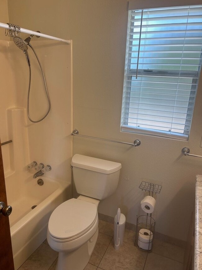 Building Photo - Large one bedroom with ocean views