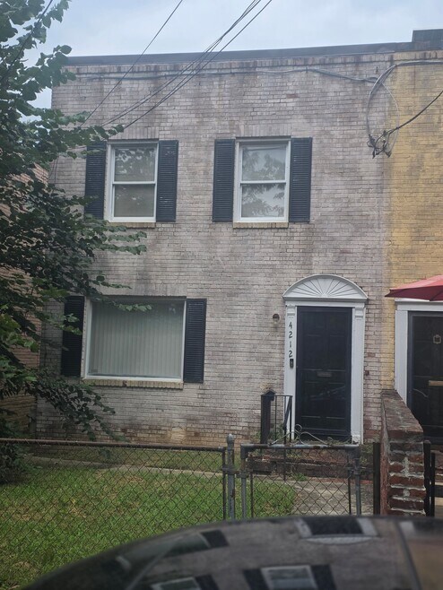 Building Photo - 4212 Clay St NE