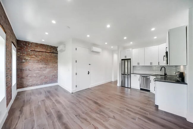 Building Photo - 104 Clinton Ave