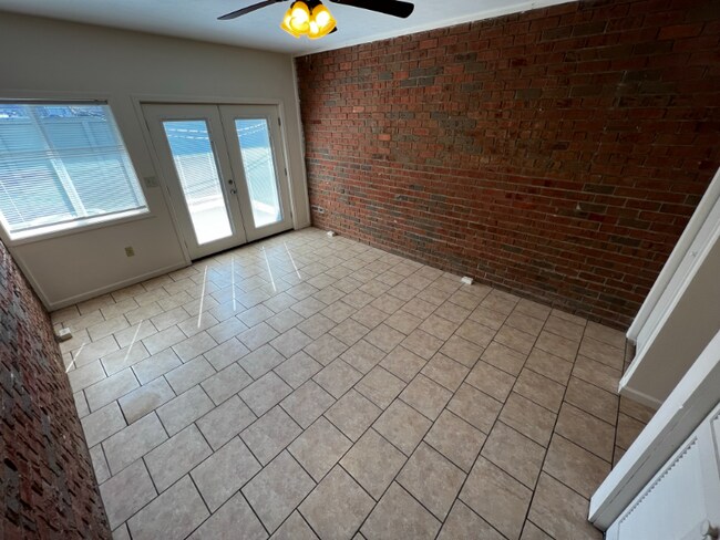 Building Photo - 171 Hutton St
