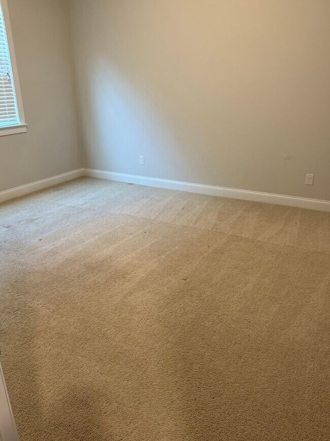 Building Photo - Spacious 5BR House in Buford