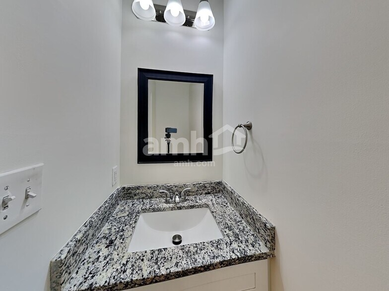 Building Photo - 2026 Oakbluff Way SW