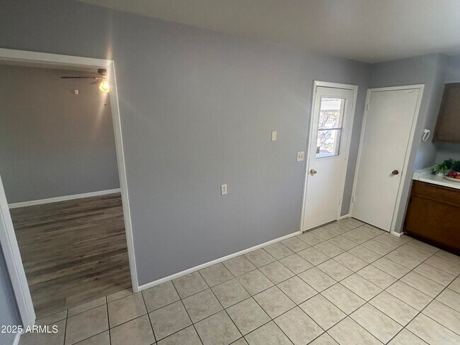 Building Photo - 10344 W Salem Dr