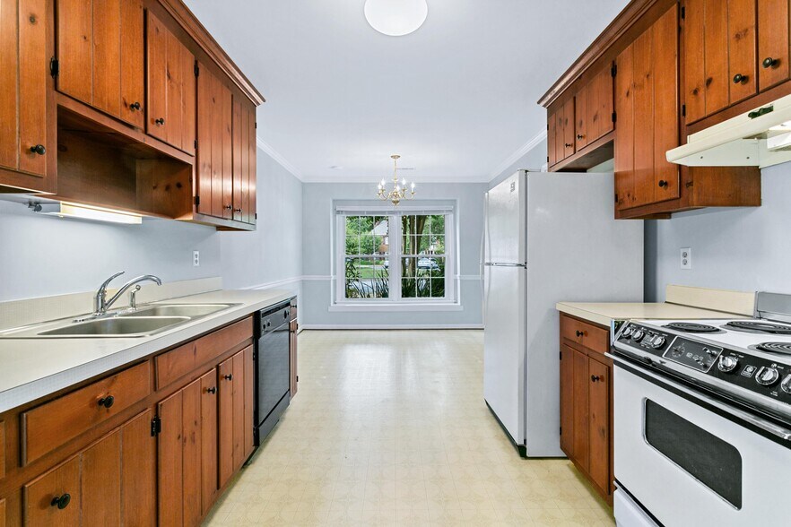 Large Eat in Kitchen with large windows - 117 Wellesley Dr