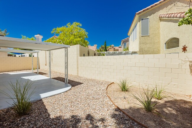 Building Photo - Peccole Ranch 3 Bed 2 Bath Gated Ascot Par...