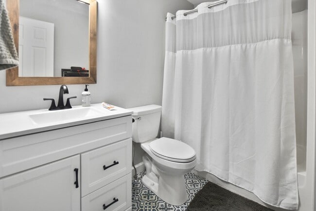 Building Photo - Pet Friendly Three Bedroom with Bonus!