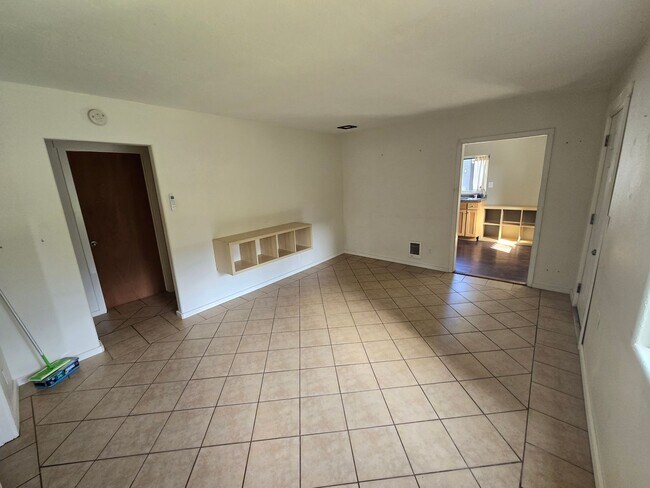 Building Photo - Great Single Level Home in Oakridge!