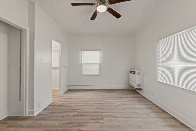 Interior Photo - 1424 Chestnut Avenue