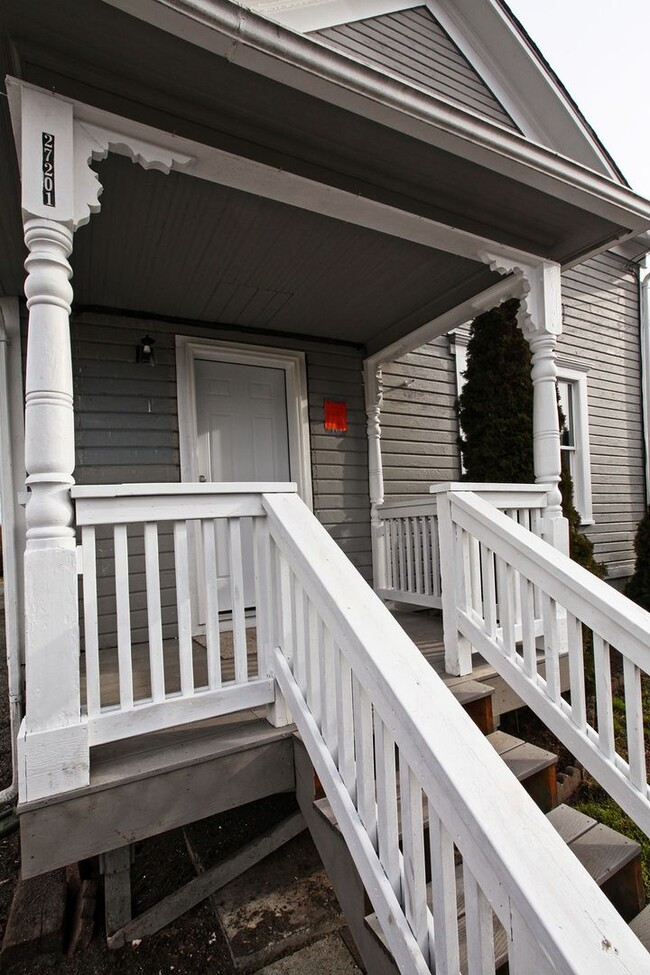 Building Photo - In Town Great Location Two Bedroom Unit
