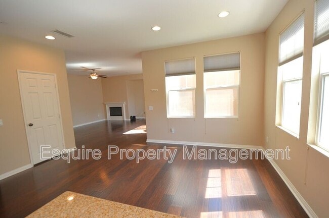 Building Photo - 3246 N Ventura Rd