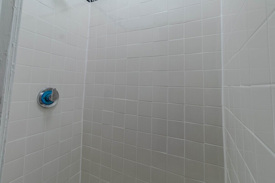 Building Photo - 323 E 50th St