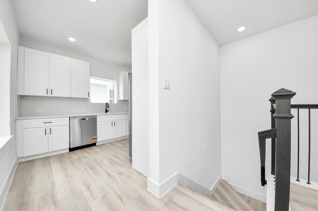 Building Photo - 4410 Allen St